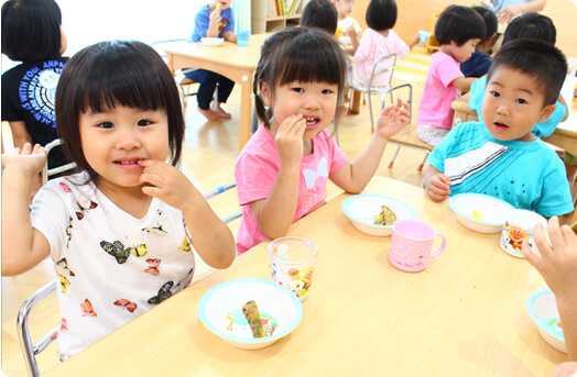 おやつ・自由遊び風景1